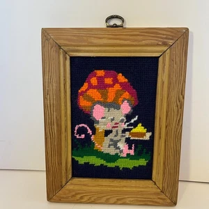 Vintage Needlepoint Knit Mouse Eating Cheese Under Mushroom Framed Art Wall 70s - Bild 1 von 8