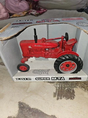 Tractor fundido a presión Ertl McCormick Farmall Super M TA 1/16 Foto 1 de 4