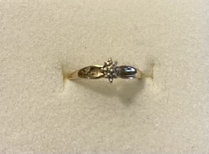 Vintage Beautiful 10k Tiny Diamond Chip Pinky Ring Size 5. Signed. - Picture 1 of 7