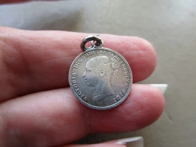 ANTIQUE VINTAGE 1885 STERLING SILVER YOUNG QUEEN VICTORIAN COIN CHARM PENDANT UK - Image 1 of 2