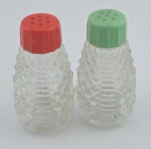 Vetro scuoti sale e pepe miniatura anni 50 con coperchi verdi e rossi Natale MCM  - Foto 1 di 2