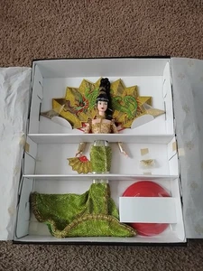 Fantasy Goddess of Asia Barbie Puppe Bob Mackie International Beauty Collection43 - Bild 1 von 7