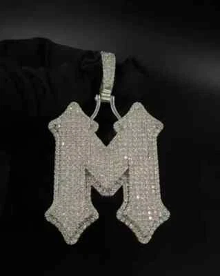 Colgante Moissanita Real Corte Redondo 3Ct Personaliza Cualquier Letra Chapado en Oro Blanco 14K Foto 1 de 4