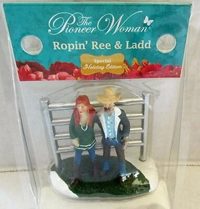 CHRISTMAS VILLAGE ACCESSORY "The Pioneer Woman" ROPIN' REE & LADD - Picture 1 of 1