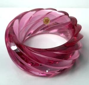 PULSERA BRAZALETE LUCITE Alemania Occidental Gruesa Torcida ROSA Translúcida 3.75" De Colección - Imagen 1 de 10
