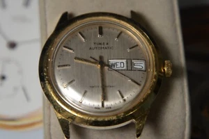 Reloj automático para hombre TIMEX 1978 vintage tono dorado --para reparación/piezas - Imagen 1 de 9