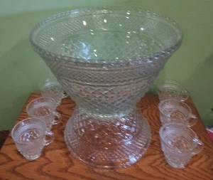 Anchor Hocking Wexford Vintage Punch Bowl with Stand and 18 Cups - Picture 1 of 8