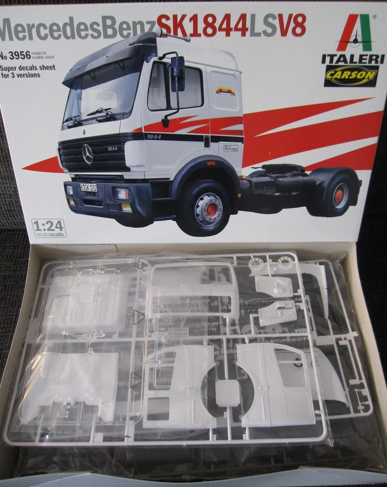 Mercedes Benz SK 1844 LS V8 von Italeri im Maßstab 1:24 *NEU* - Bild 1 von 1