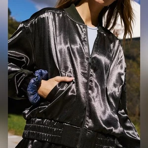 Free People NEU Movement Relay olivgrüne Satin-Bomberjacke mit Reißverschluss Größe Large - Bild 1 von 8