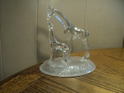 Figuras de jirafa de vidrio transparente mamá y bebé sobre base esmerilada 6-3/16" de alto sin marca Foto 1 de 4