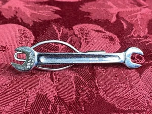 Vintage Bonney chiave cravatta clip barra tono argento strumento design accessorio uomo USA - Foto 1 di 7