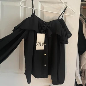 Nuevo ZARA Mujeres Fuera del Hombro Blusa Volantes Negro Top Camisa Talla XS Y267B - Imagen 1 de 6