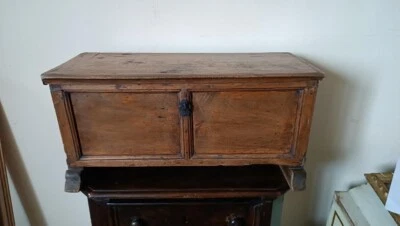 Pequeño cofre de viaje en madera siglo XVII Toscana Foto 1 de 4