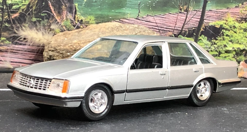 Imperfect GAMA 1:25 Diecast Model Car PLATA OPEL SENATOR ALEMANIA #449 Foto 1 de 4