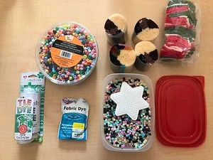 LARGE LOT CRAFT BEADS TIE DYE BOTTLE RUG YARN FABRIC DYE STAR SHAPE SUPER COND! - Imagen 1 de 3