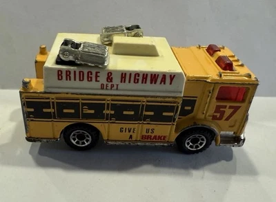 Camión eléctrico auxiliar Matchbox Bridge & Highway Dept 1991 vehículo Mack amarillo Foto 1 de 4