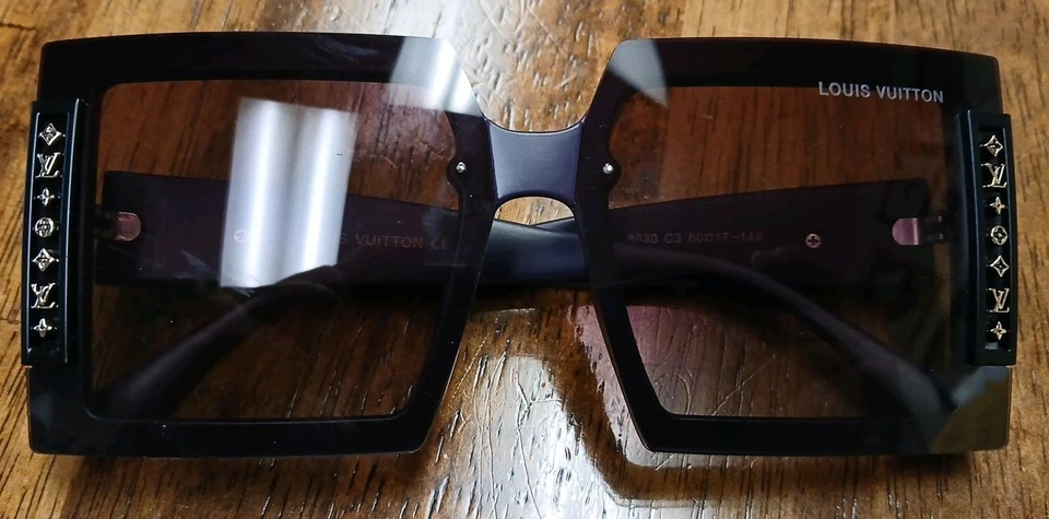 ¡Gafas de sol Louis Vuitton moradas de gran tamaño planas cuadradas! Usado, pero excelente! Foto 1 de 4