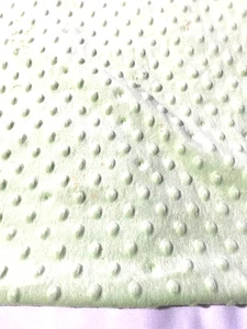 Hellgrüner Grübchen Punkte Polyester Minky Stoff 36" x 30" - Bild 1 von 1