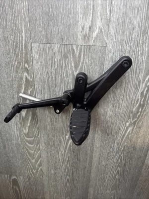 Clavija de pie izquierda DUCATI Diavel 2011-18, reposapiés, suspensión, juego trasero PN 82431751A Foto 1 de 4