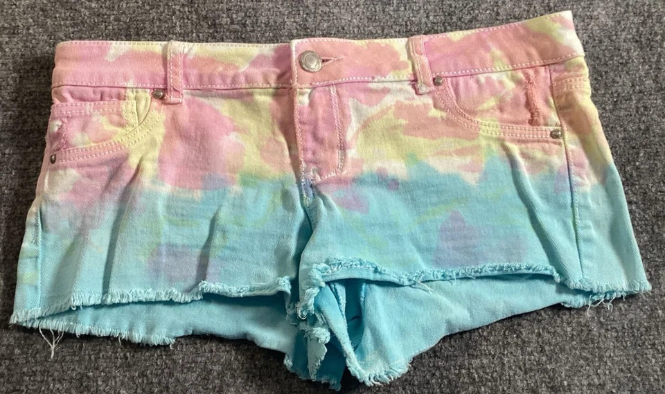 Pantalones Cortos Para Mujer Almost Famous Tie Dye Rosa Azul Amarillo Blanco Bolsillos Elásticos Foto 1 de 4