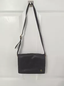 Borsa a tracolla vintage Etienne Aigner in pelle nera con patta e bottoni con portachiavi - Foto 1 di 11