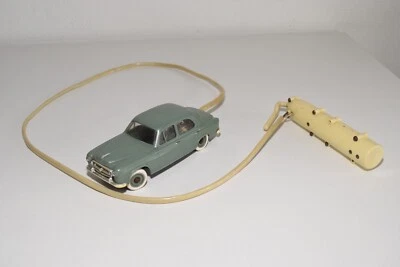 A40 1:32 HACHETTE MINIALUXE TOYS PEUGEOT 403 BERLINA VERDE ECCELLENTE RARO! - Immagine 1 di 4