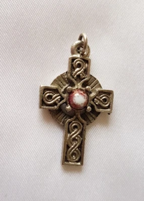 Colgante ~ Cruz Celta ~ Piedra Ágata Púrpura Pulida ~ Metal Peltre Foto 1 de 4