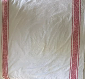 Tovaglia vintage bianca e rosso chiaro bordo floreale 59” x 62” foro riparato, macchie - Foto 1 di 5