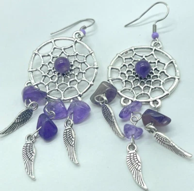 Pendientes atrapasueños tono plata con astillas de amatista púrpura y plumas plateadas Foto 1 de 4