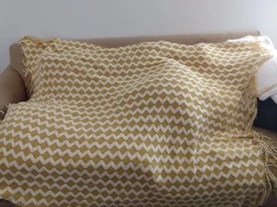 Manta NTBay Dorada y Blanca con Borlas 51" x 67" Usada en Excelente Condición Súper Suave Foto 1 de 4