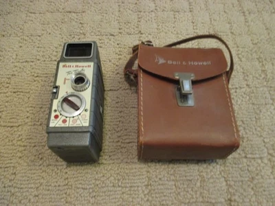 Cámara de cine portátil Bell & Howell 220 Two Twenty 8 mm y estuche Foto 1 de 4