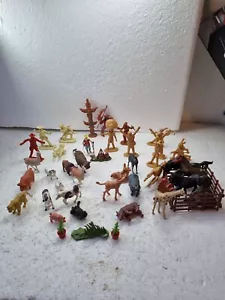 Colección de figuras de juguete de plástico de la década de 1960, incluye indios, vaqueros - Imagen 1 de 12