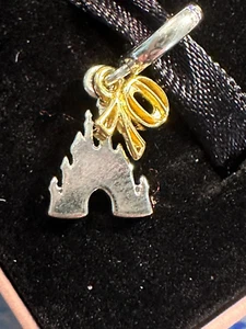 2025 PANDORA CHARM DISNEYLAND 70° CELEBRAZIONE CASTELLO FELICE ORO 70 MANICA PENDENTE - Foto 1 di 4