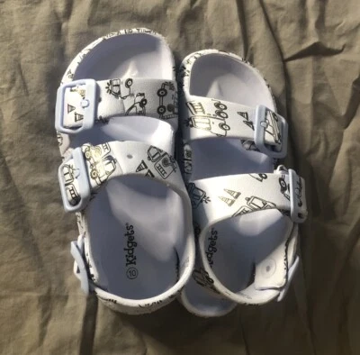 Sandalias Kidgets azul claro para niños pequeños hebilla superior-talla 10 camiones coche de policía Foto 1 de 4
