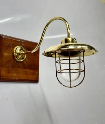 Aplique de pared de latón original de mediados de siglo con accesorio marítimo de pantalla clásica Foto 1 de 4