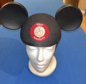 Cappello orecchie di Topolino ricamato Disney Parks Performing Arts taglia adulto - Foto 1 di 12