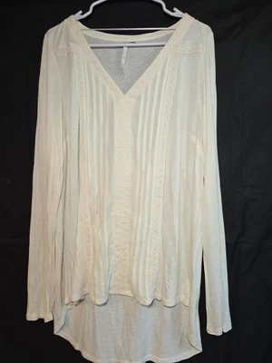 LC 女式 Cottagecore Lagen 蕾丝打褶象牙色长袖 V 领衬衫 — 第 1/4 张图片