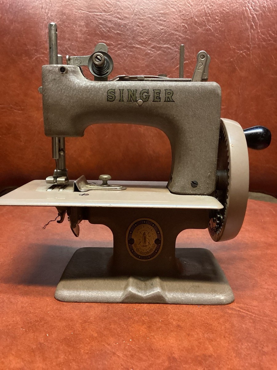 Miniature Singer Sewing Machine In Collectible Sewing