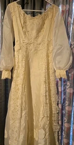 Vintage 1977 Brautkleid elfenbein mit Spitze und Perlenakzenten besetzt - Bild 1 von 19