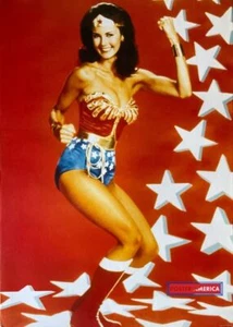 Wonder Woman Lynda Carter poster vintage sfondo rosso 24 x 33,5 - Foto 1 di 5