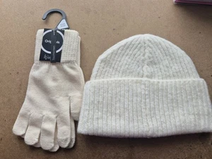 Damenhandschuh und Mütze Paket in Größe. Farbe Creme/Weiß. Unbenutzte Artikel. Etiketten angebracht - Bild 1 von 6