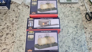 Bachmann Scenecraft 44-128 44-129 x 2 Kraftstofflagertanks & Pumpenhaus - Bild 1 von 1