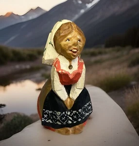 Vintage Henning Norwegen Volkskunst Holz geschnitzt Figur lachende Frau Bunad Kleid - Bild 1 von 10