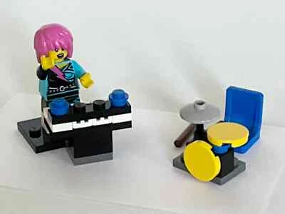 LEGO CITY mini scene 'Rocker Girl on the Keys' 2824 (6,8)  Advent Calendar 2010 - Image 1 of 4