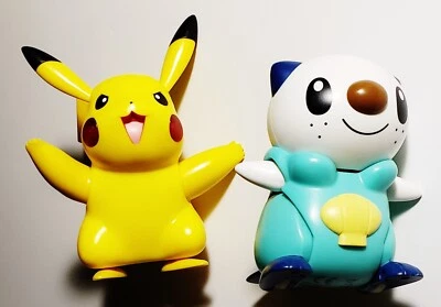 Lote de 2 figuras electrónicas de Pokémon hablando Pikachu caminando Oshawott TOMY JAKKS Foto 1 de 3