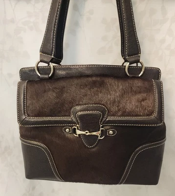 Bolso de mano Talbots para mujer con ribete de cuero y pelo de becerro marrón Foto 1 de 4
