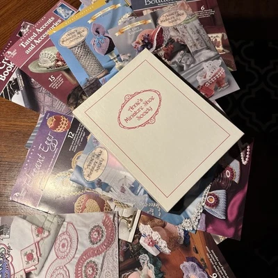 Scarpe in miniatura all'uncinetto Annie's modello società libro vintage - Immagine 1 di 4