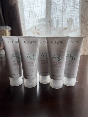 Pasta de dientes blanqueadora con flúor Nuskin, paquete de 5 tubos AP24 Foto 1 de 4