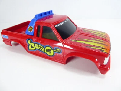 Carrocería rígida sin marca escala 4x4 RC camión rojo sobre orugas Toyota Ford Foto 1 de 4