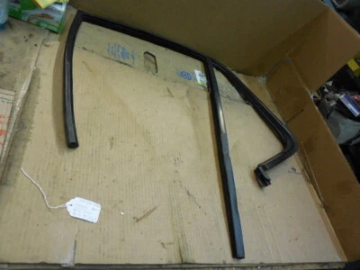 Mercedes W163 ML 1998-2003 Clase puerta trasera izquierda conductor sello de envío meteorológico Foto 1 de 4